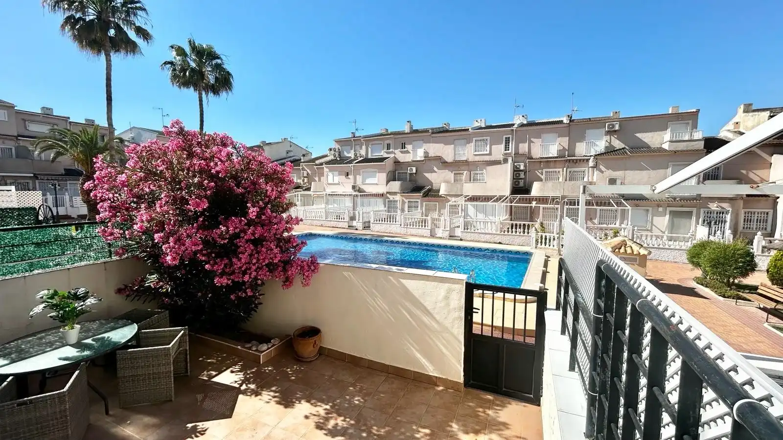 Vista exterior de Planta baja de alquiler en Pilar de la Horadada con Aire acondicionado, Terraza y Piscina