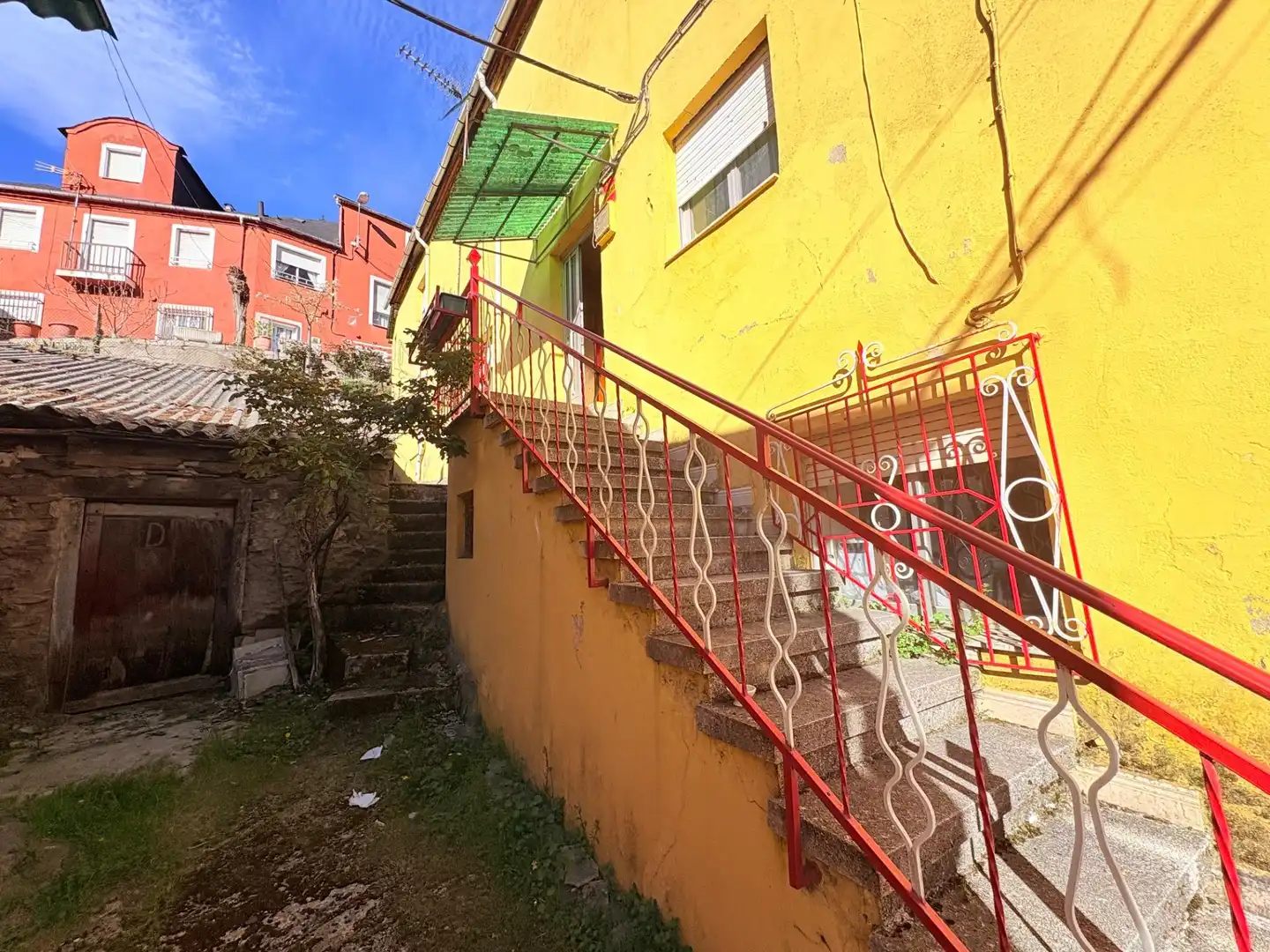 Vista exterior de Edificio en venta en Torre del Bierzo