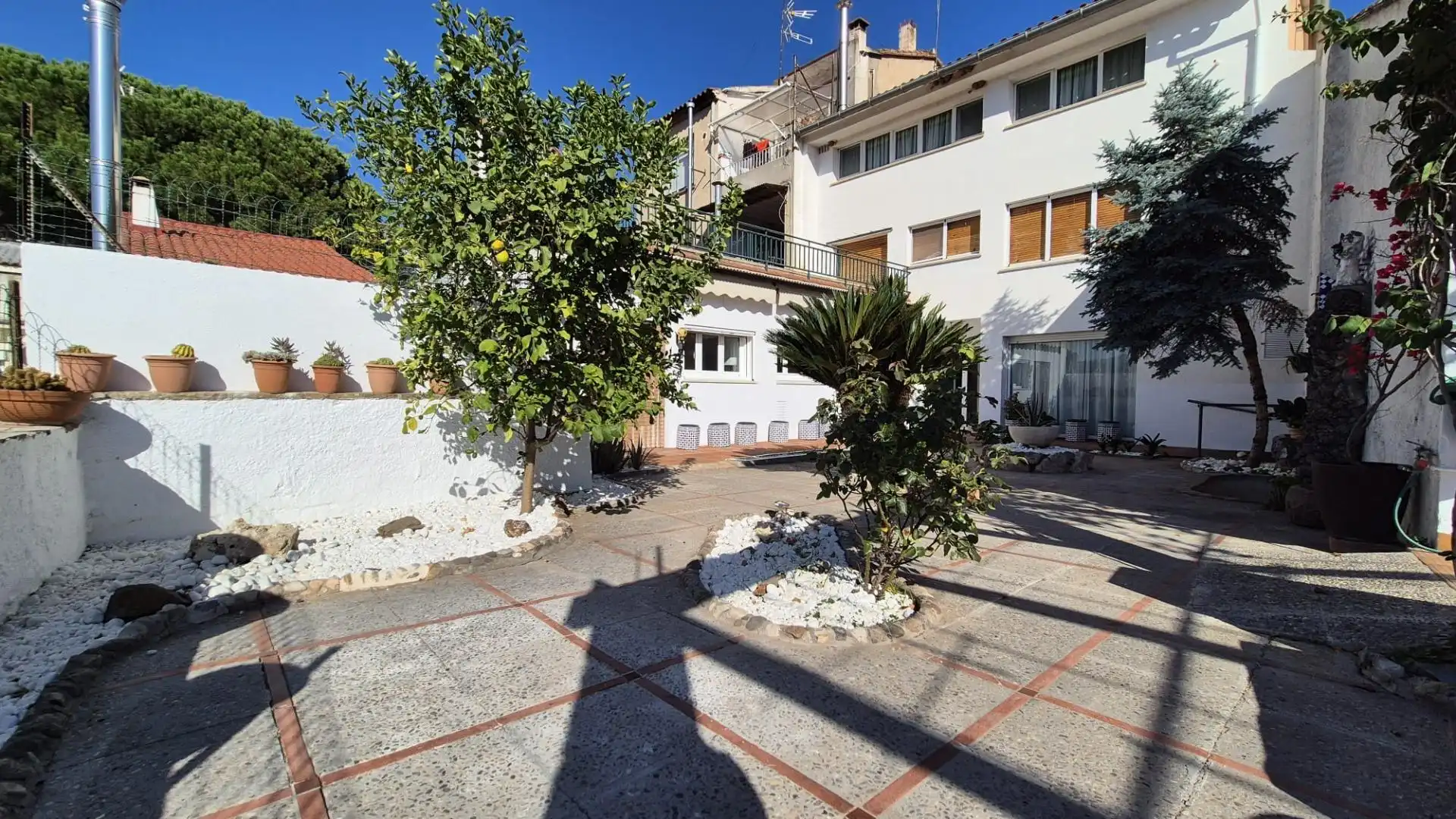 Vista exterior de Casa o xalet de lloguer en Castellar del Vallès amb Calefacció, Jardí privat i Alarma