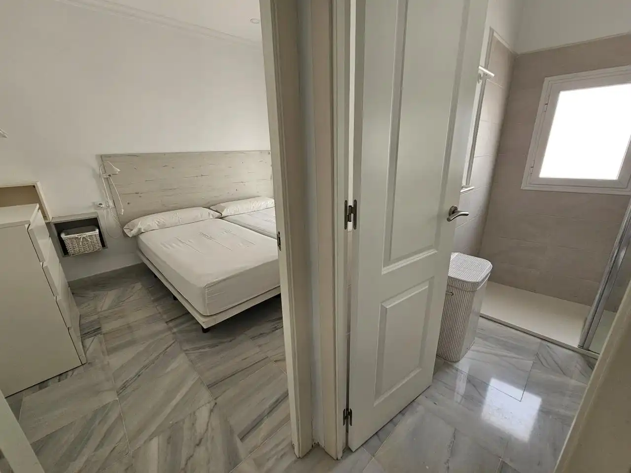 Dormitori de Apartament de lloguer en Jerez de la Frontera amb Aire condicionat i Moblat