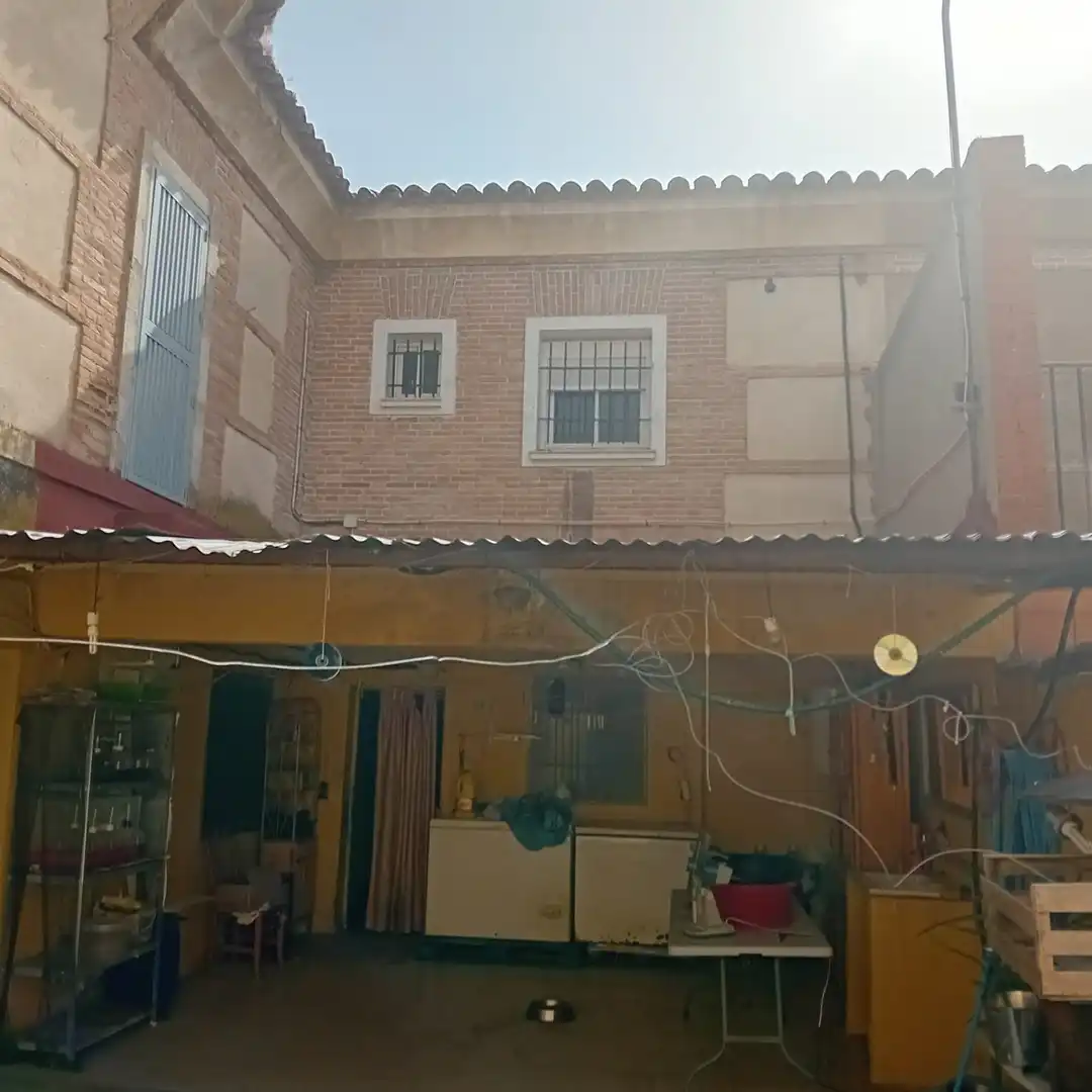 Vista exterior de Casa adosada en venda en Aranjuez amb Jardí privat, Moblat i Alarma