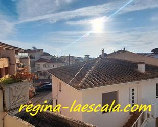 Vista exterior de Dúplex en venda en L'Escala amb Calefacció, Terrassa i Forn
