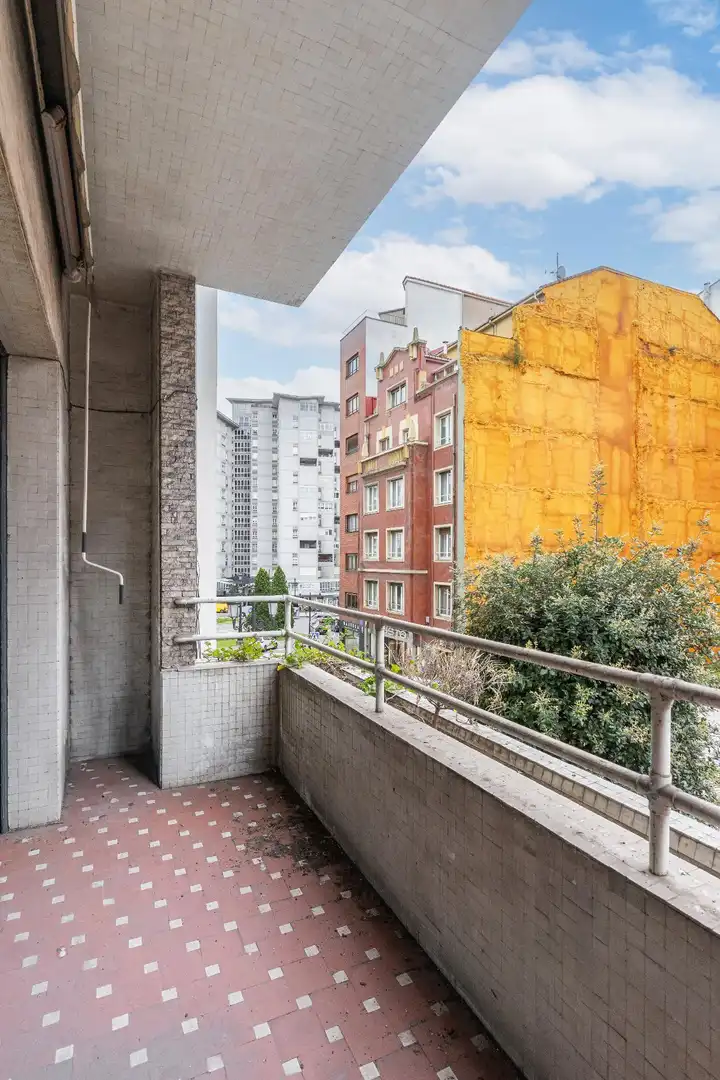 Terrassa de Pis en venda en Oviedo  amb Terrassa i Balcó