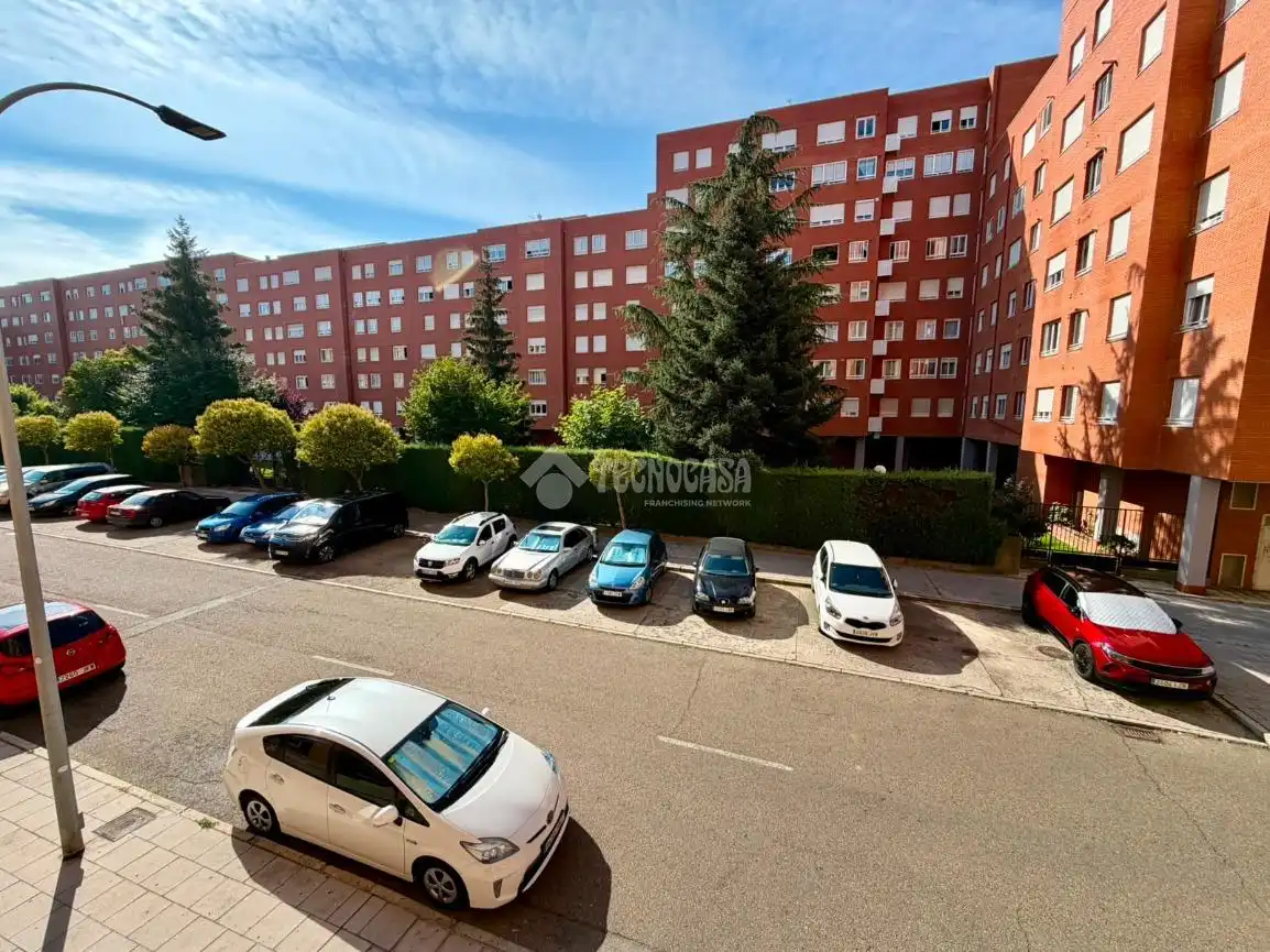 Parking de Piso en venta en León Capital  con Calefacción, Parquet y Trastero