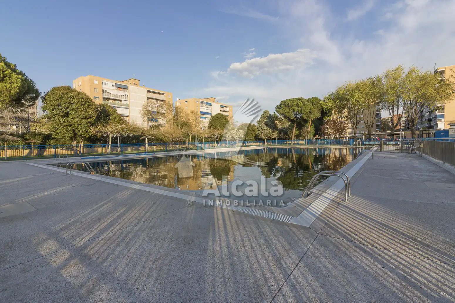 Piscina de Piso en venta en Alcalá de Henares con Calefacción, Parquet y Terraza
