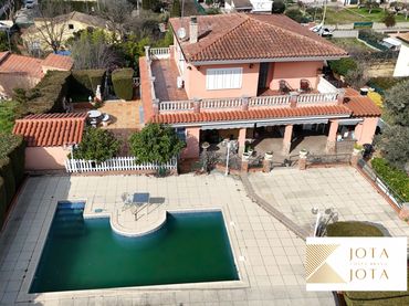Casa amb balcó en venda a Carrer Serrallonga 649