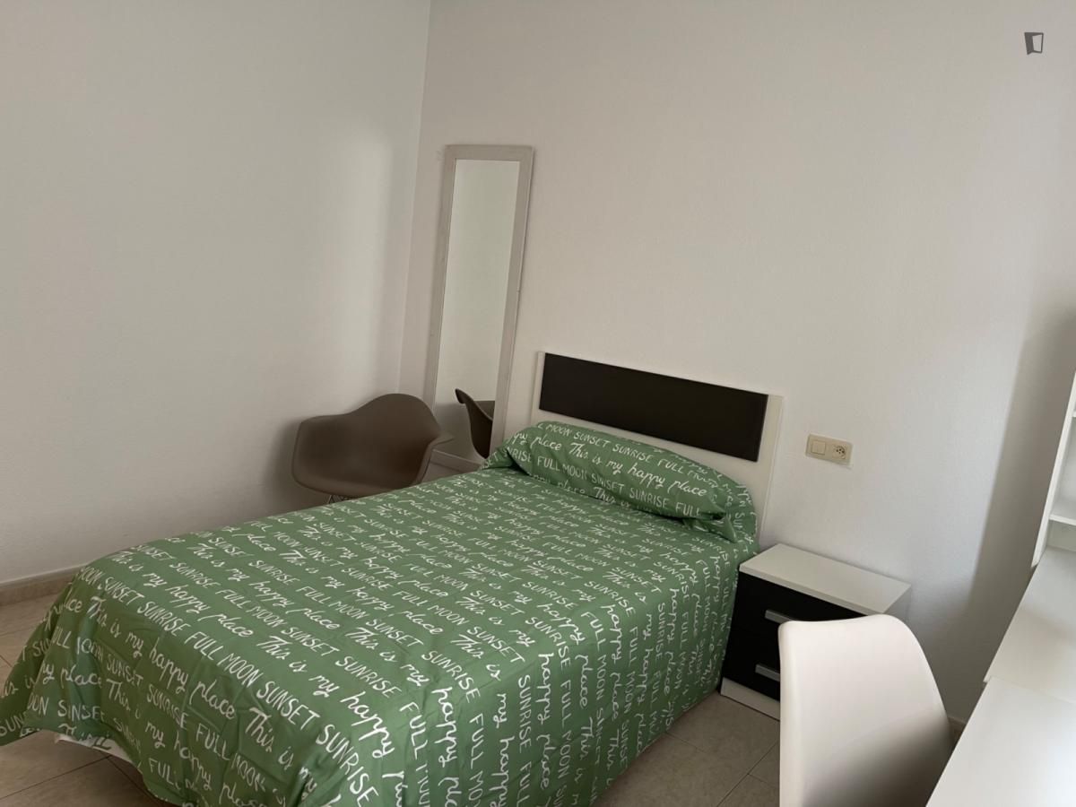 Apartment to share in Salesas