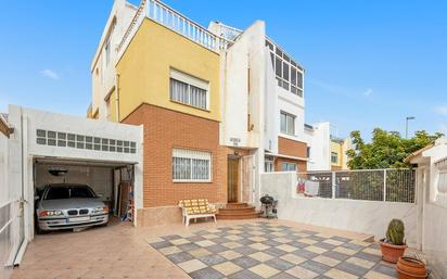 Vista exterior de Casa adosada en venda en Orihuela amb Terrassa i Piscina comunitària