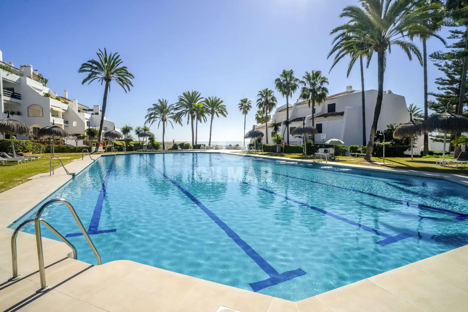 Schwimmbecken von Einfamilien-Reihenhaus zum Verkauf in Marbella mit Heizung, Privatgarten und Schwimmbad