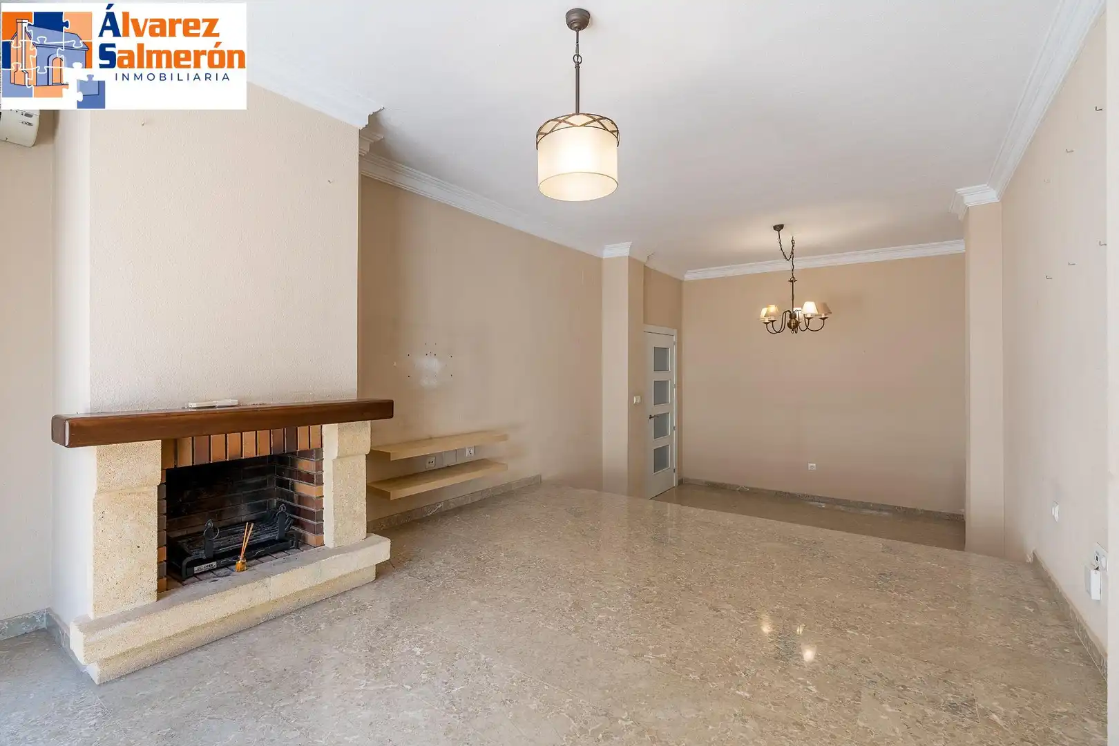 Sala d'estar de Casa adosada en venda en Huétor Vega amb Calefacció