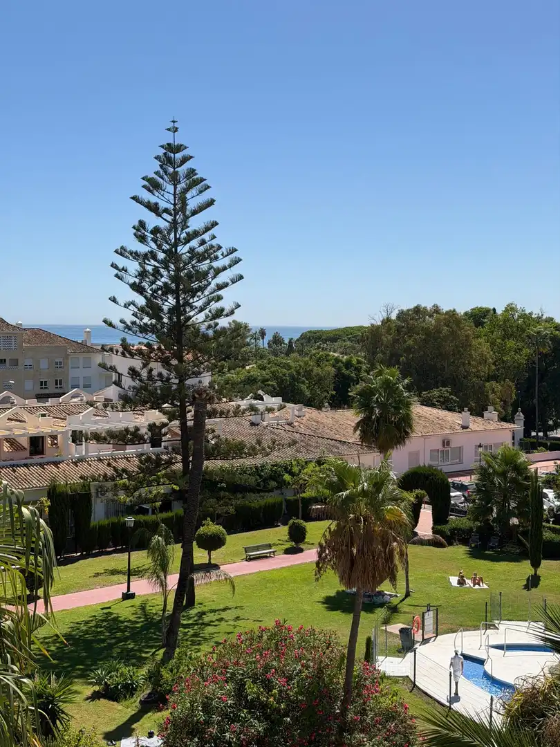 Vista exterior de Apartamento de alquiler en Marbella con Aire acondicionado, Terraza y Piscina