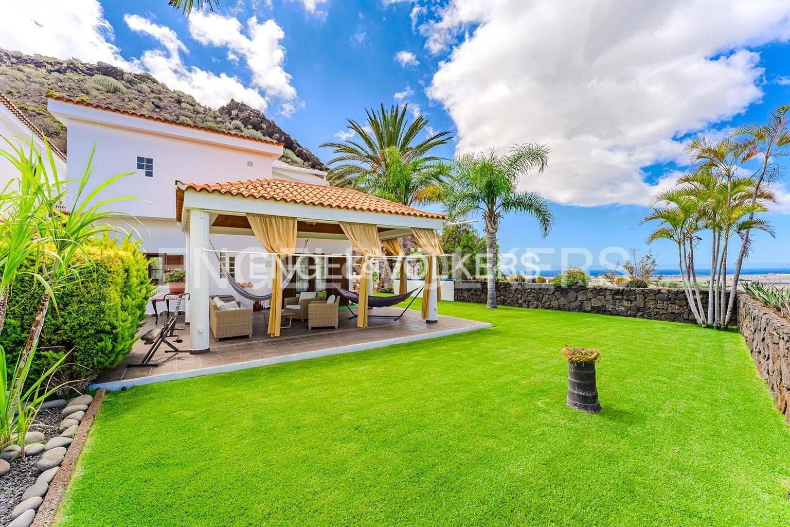 Vista exterior de Casa o xalet en venda en Arona amb Terrassa, Piscina i Moblat
