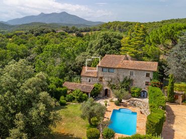 Casa rústica amb piscina en venda a Cabanelles