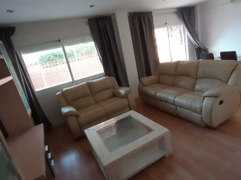 Sala d'estar de Casa adosada en venda en Alcalá de Henares amb Aire condicionat i Balcó