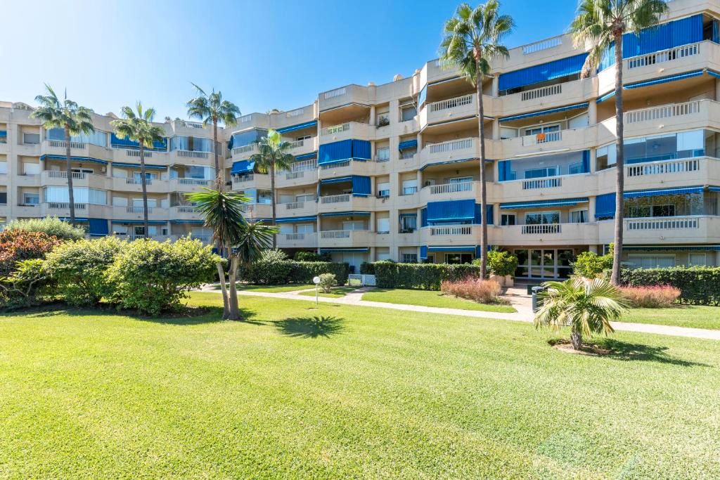 Exterior view of Flat for sale in Torremolinos  with Air Conditioner, Private garden and Terrace