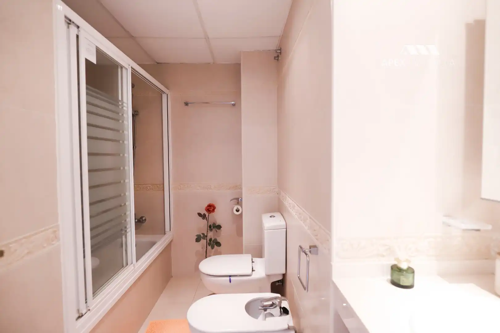 Badezimmer von Einfamilien-Reihenhaus zum Verkauf in Marbella mit Klimaanlage, Privatgarten und Terrasse