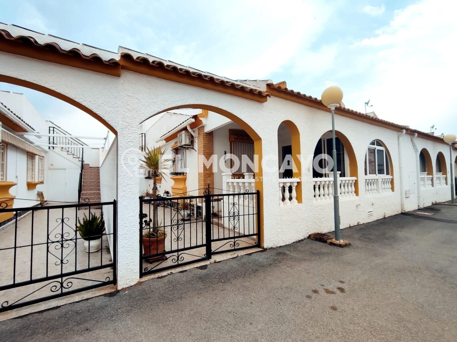 Vista exterior de Casa adosada en venda en Guardamar del Segura amb Aire condicionat, Calefacció i Jardí privat
