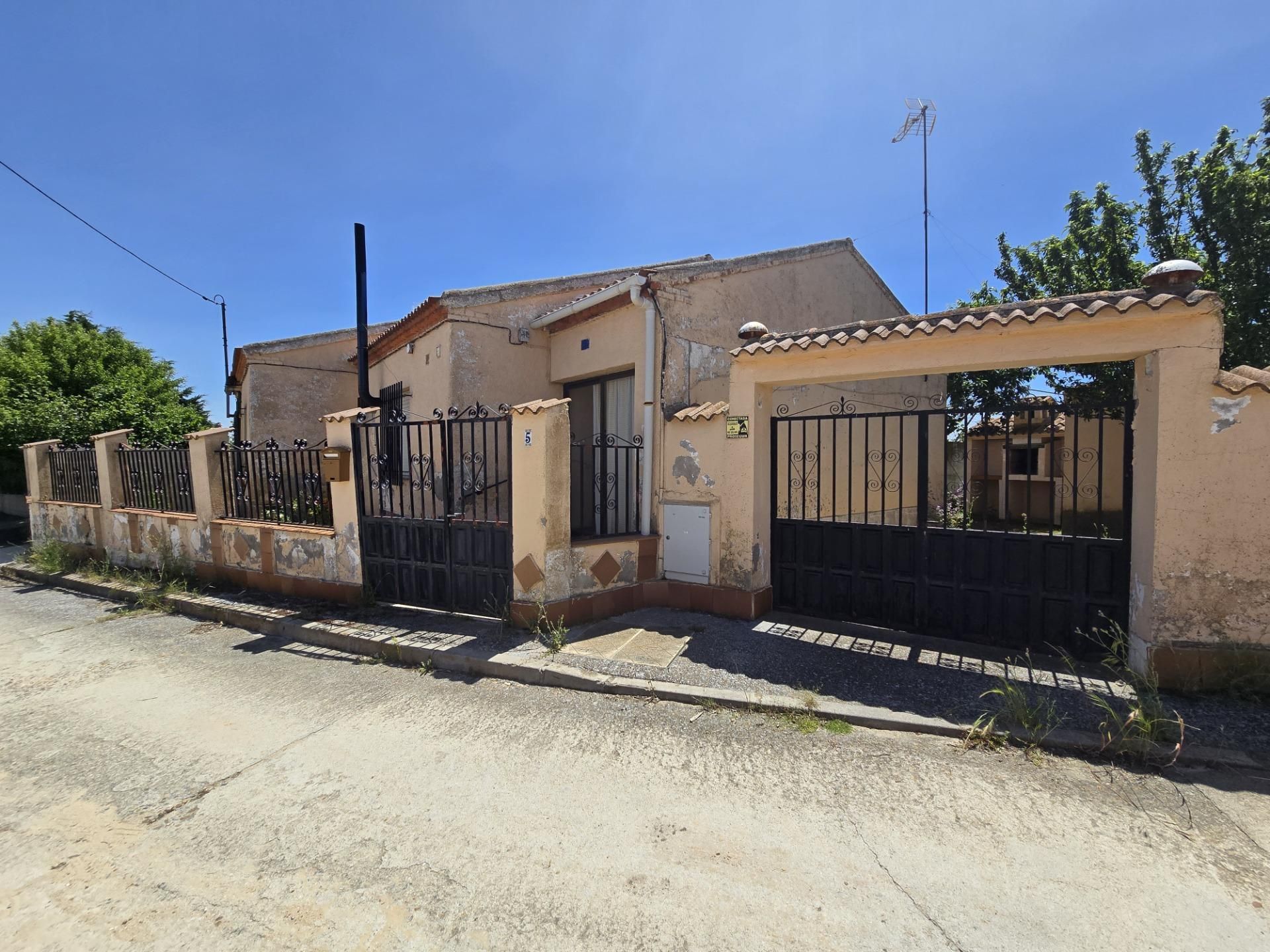 Exterior view of Single-family semi-detached for sale in Blascosancho  with Heating, Terrace and Storage room