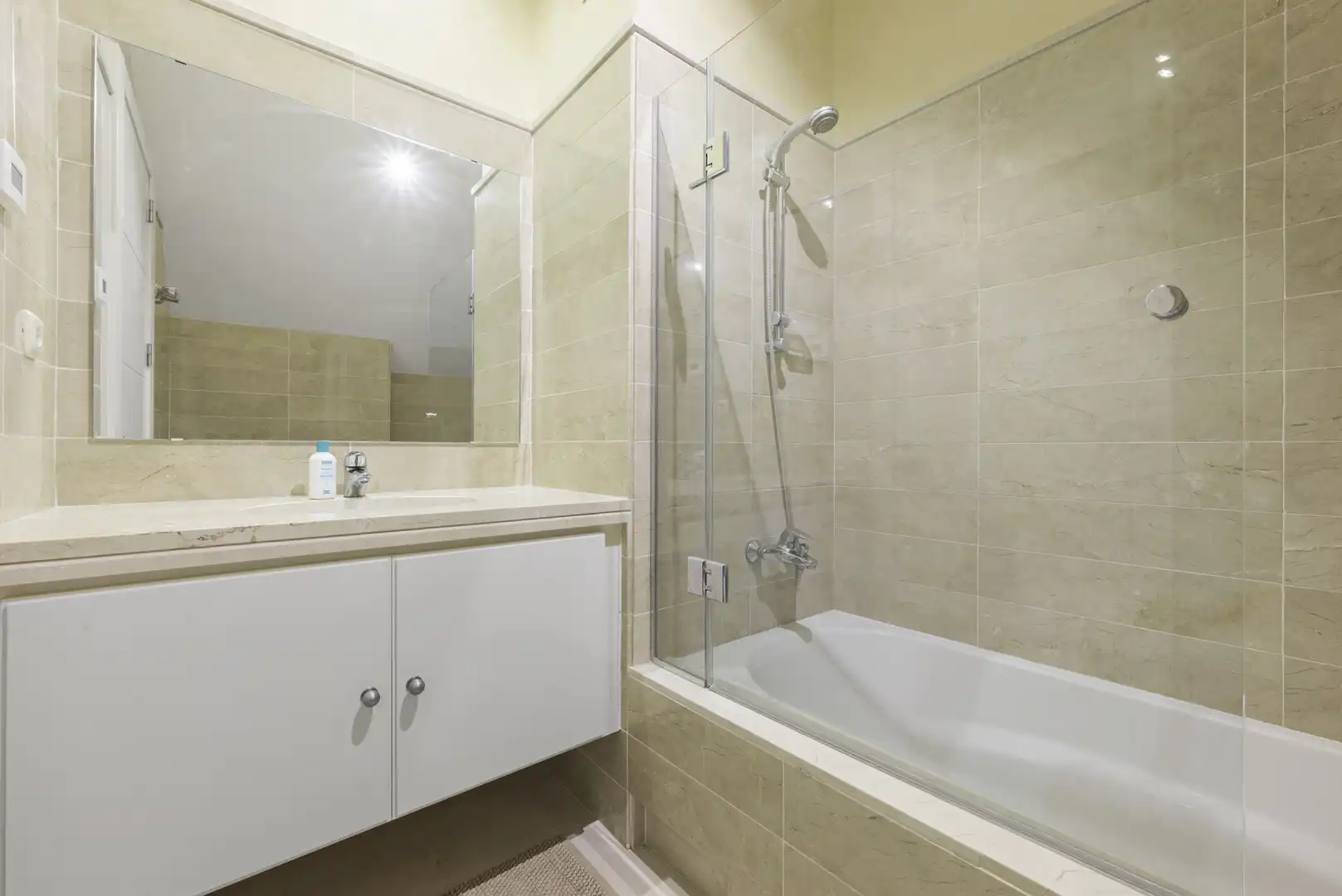 Badezimmer von Einfamilien-Reihenhaus zum Verkauf in Mijas mit Klimaanlage, Privatgarten und Terrasse