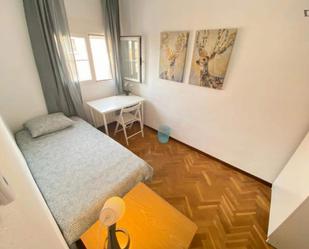 Dormitori de Apartament per a compartir en  Madrid Capital amb Moblat, Forn i Rentadora