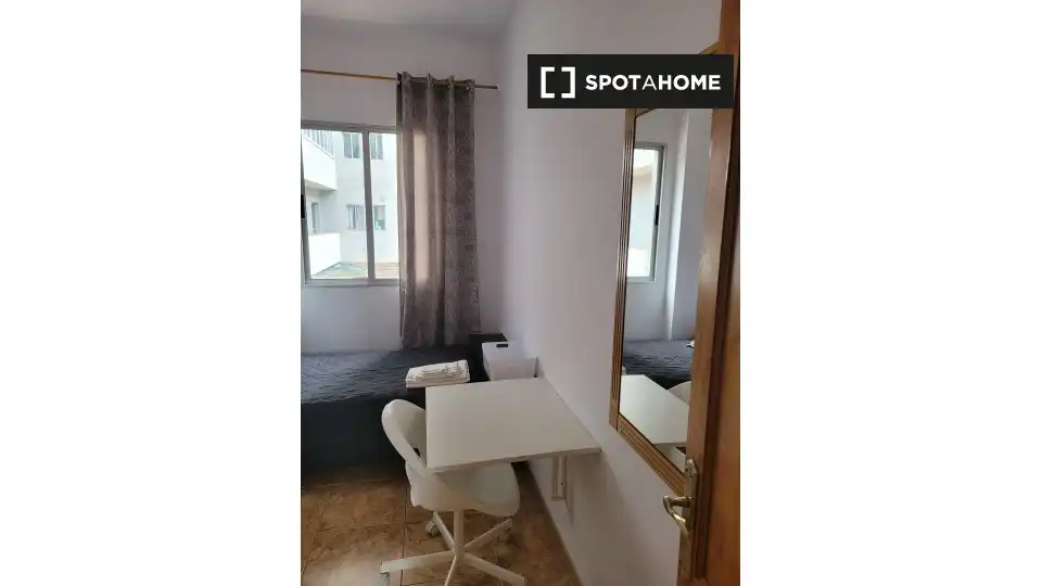 Bedroom of Flat for share in Las Palmas de Gran Canaria  with Air Conditioner, Terrace and Furnished