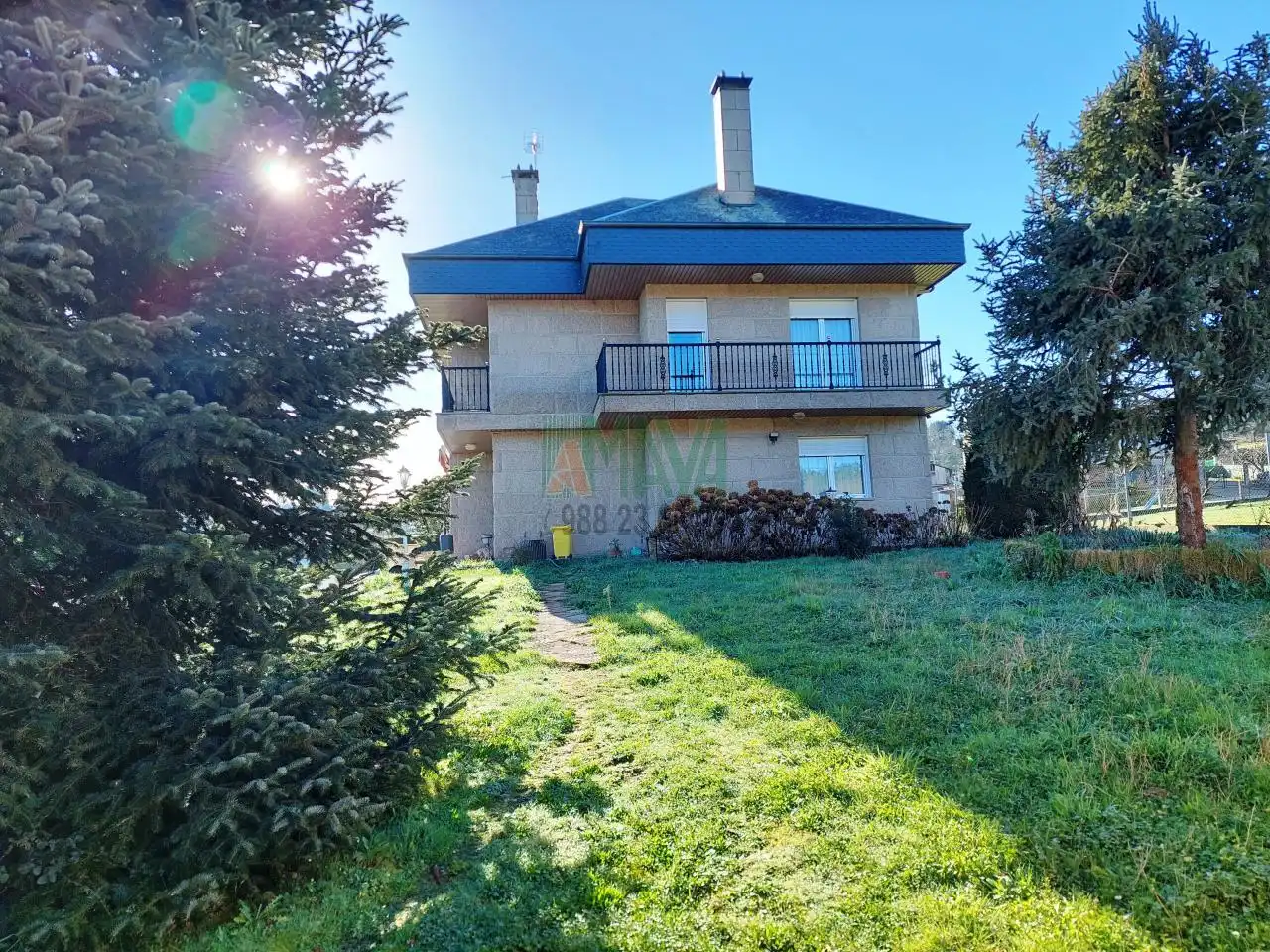 Vista exterior de Casa o xalet en venda en San Cibrao das Viñas amb Calefacció, Jardí privat i Parquet