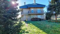 Vista exterior de Casa o xalet en venda en San Cibrao das Viñas amb Calefacció, Jardí privat i Parquet