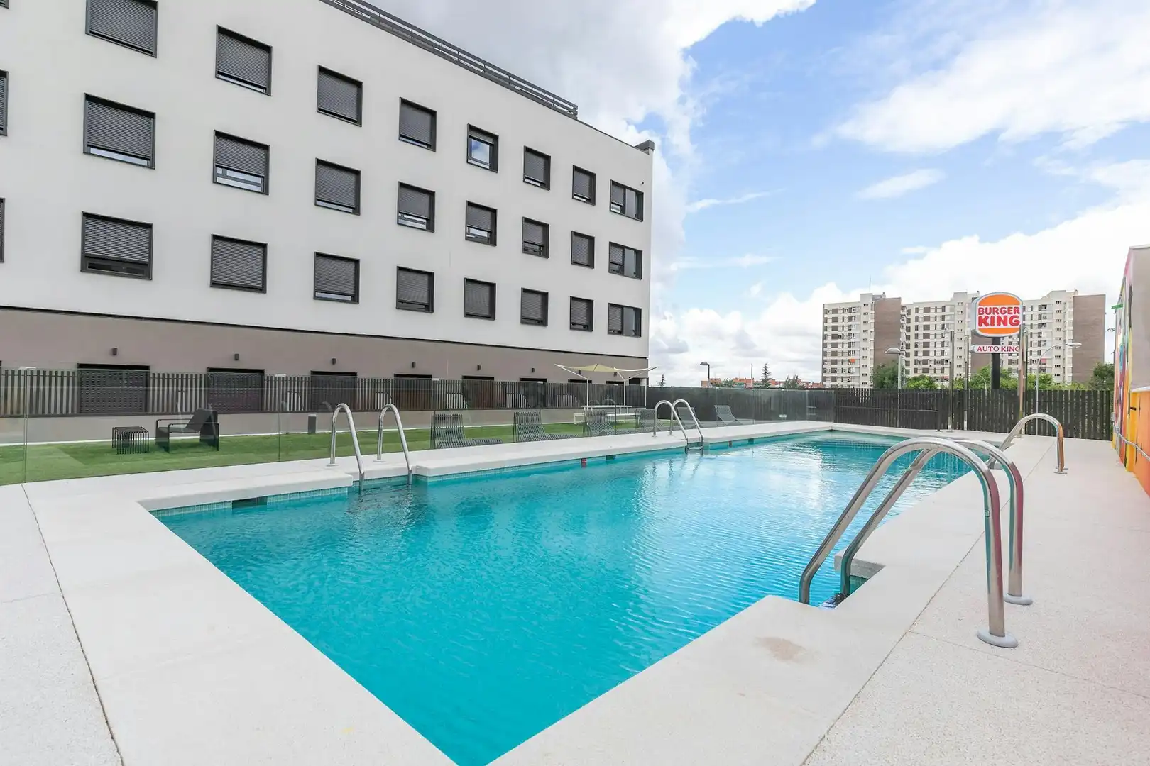Schwimmbecken von Gebäude zur Miete in Madrid
