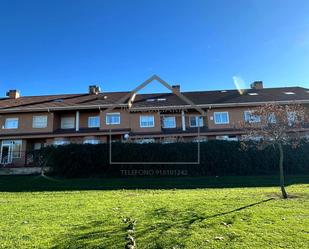 Vista exterior de Casa o xalet en venda en Getafe amb Calefacció, Terrassa i Piscina