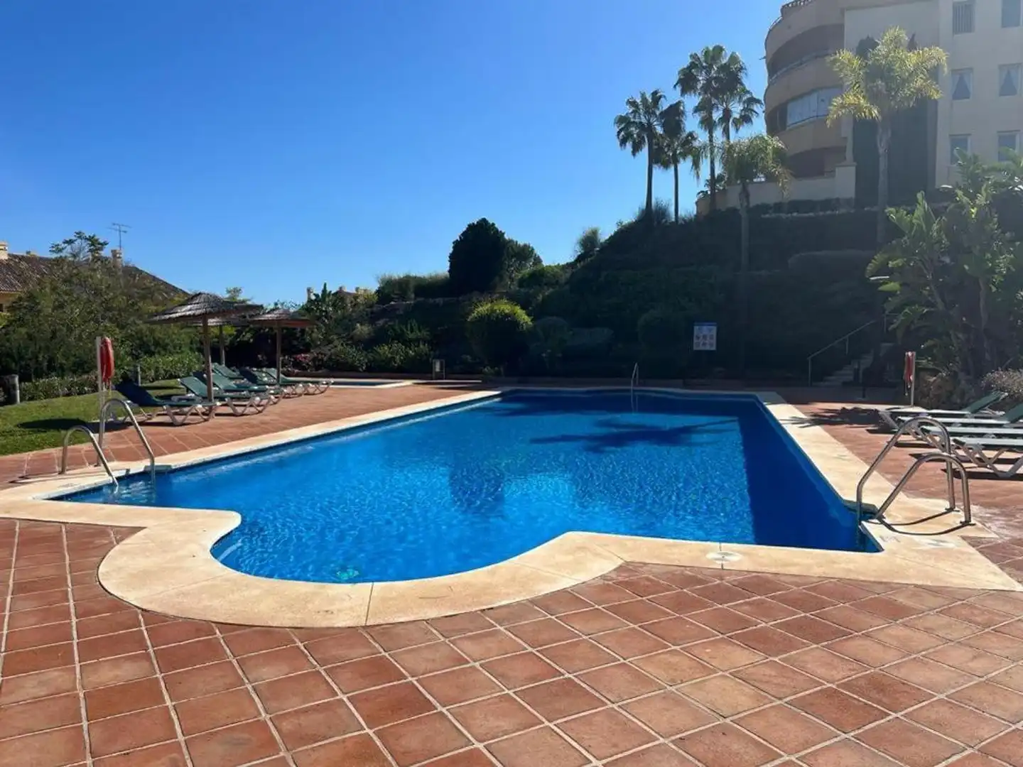 Piso con piscina en venta en Elviria Hills, imagen 2