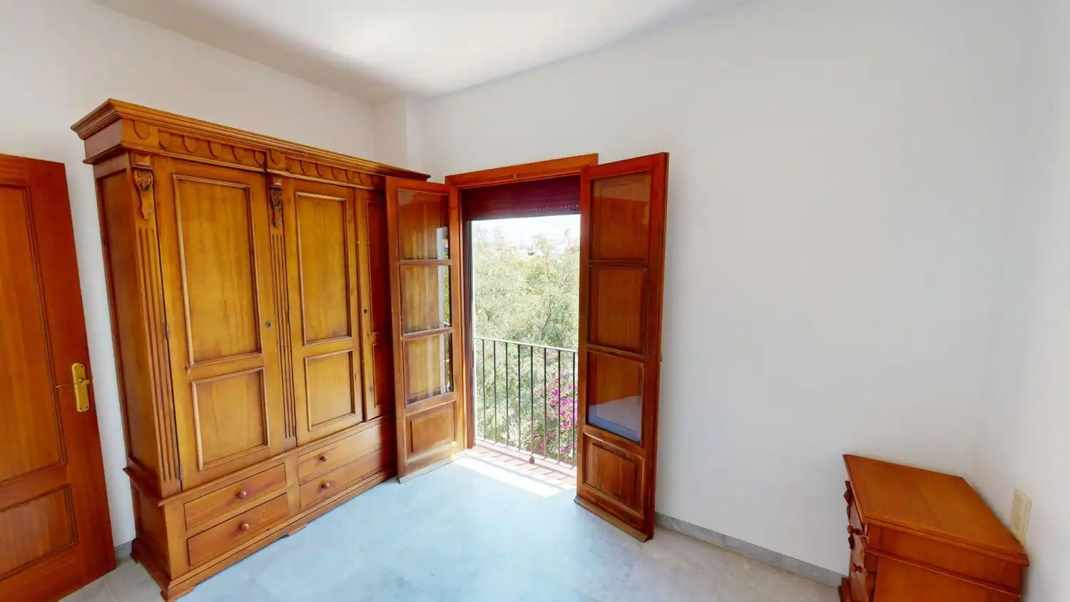 Schlafzimmer von Wohnung zur Miete in Sevilla mit Klimaanlage, Heizung und Balkon
