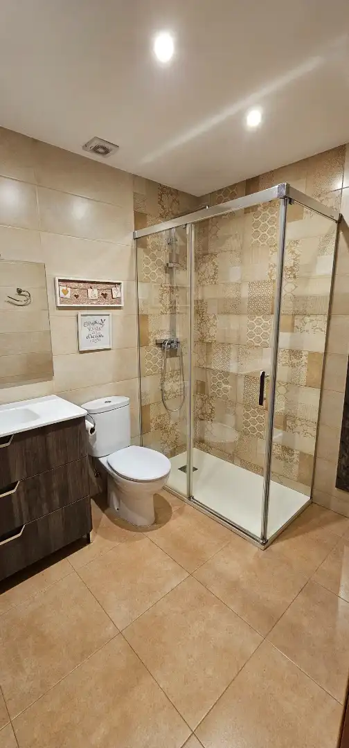 Baño de Piso de alquiler en Maracena con Aire acondicionado, Amueblado y Balcón