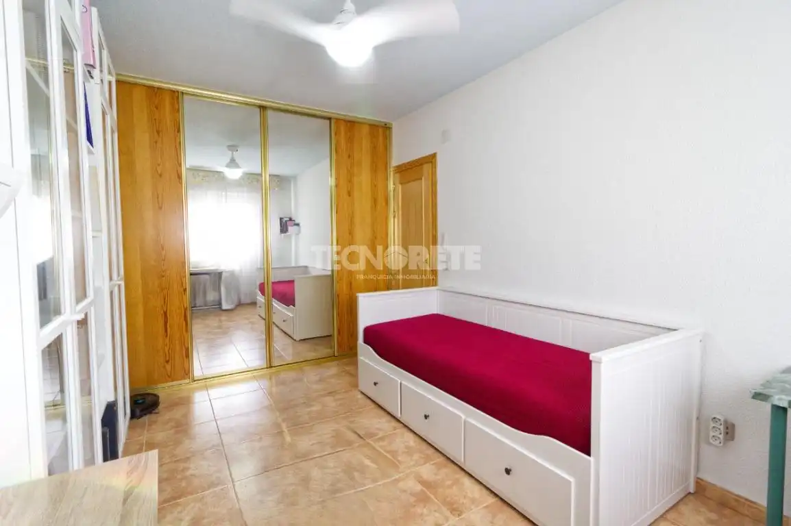 Schlafzimmer von Einfamilien-Reihenhaus zum Verkauf in Toledo mit Klimaanlage, Heizung und Privatgarten