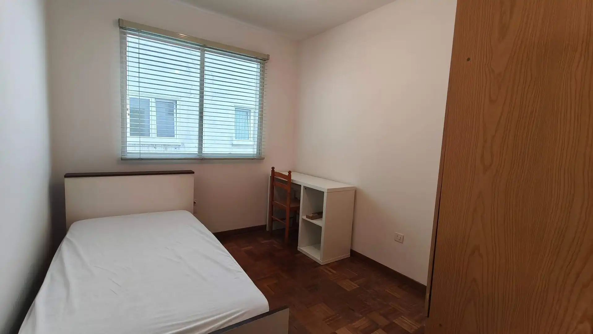 Dormitori de Pis de lloguer en A Coruña Capital  amb Parquet i Moblat