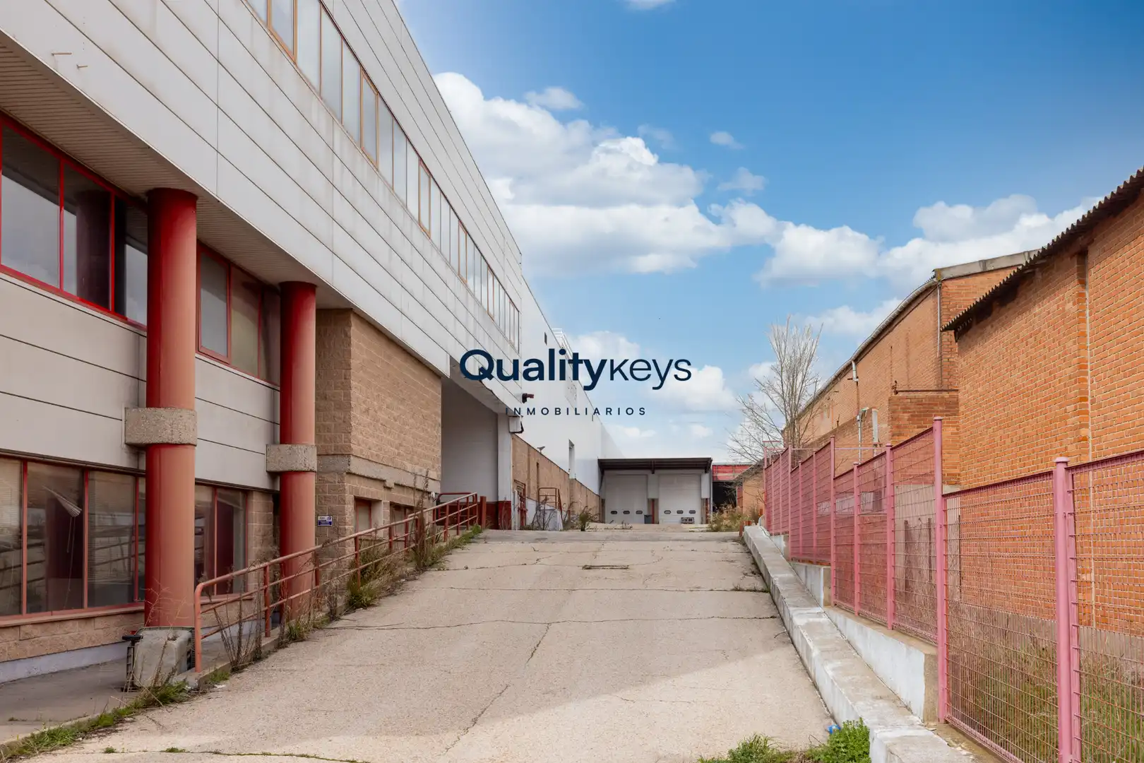 Vista exterior de Nave industrial en venta en Ajalvir con Calefacción y Alarma