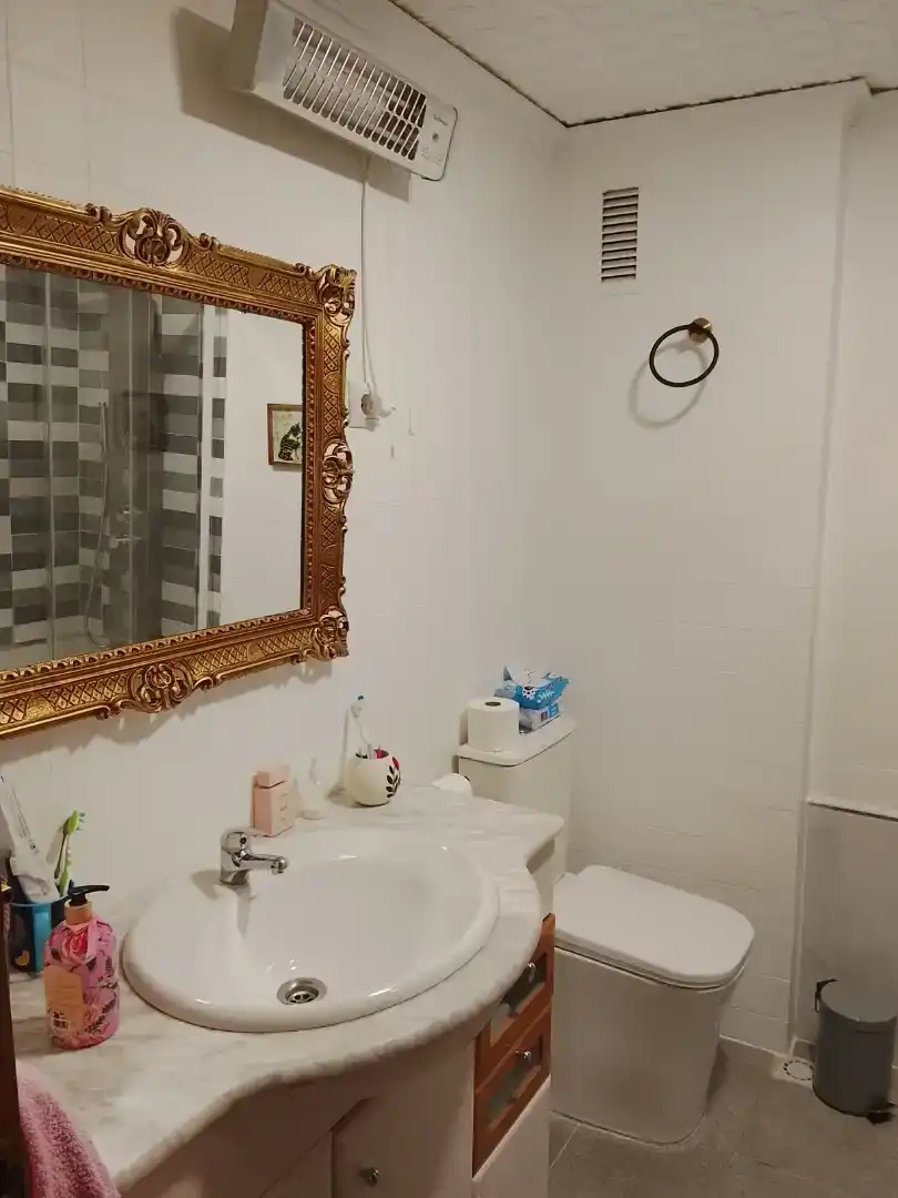 Bathroom of Flat for share in Onil  with Air Conditioner, Private garden and Storage room