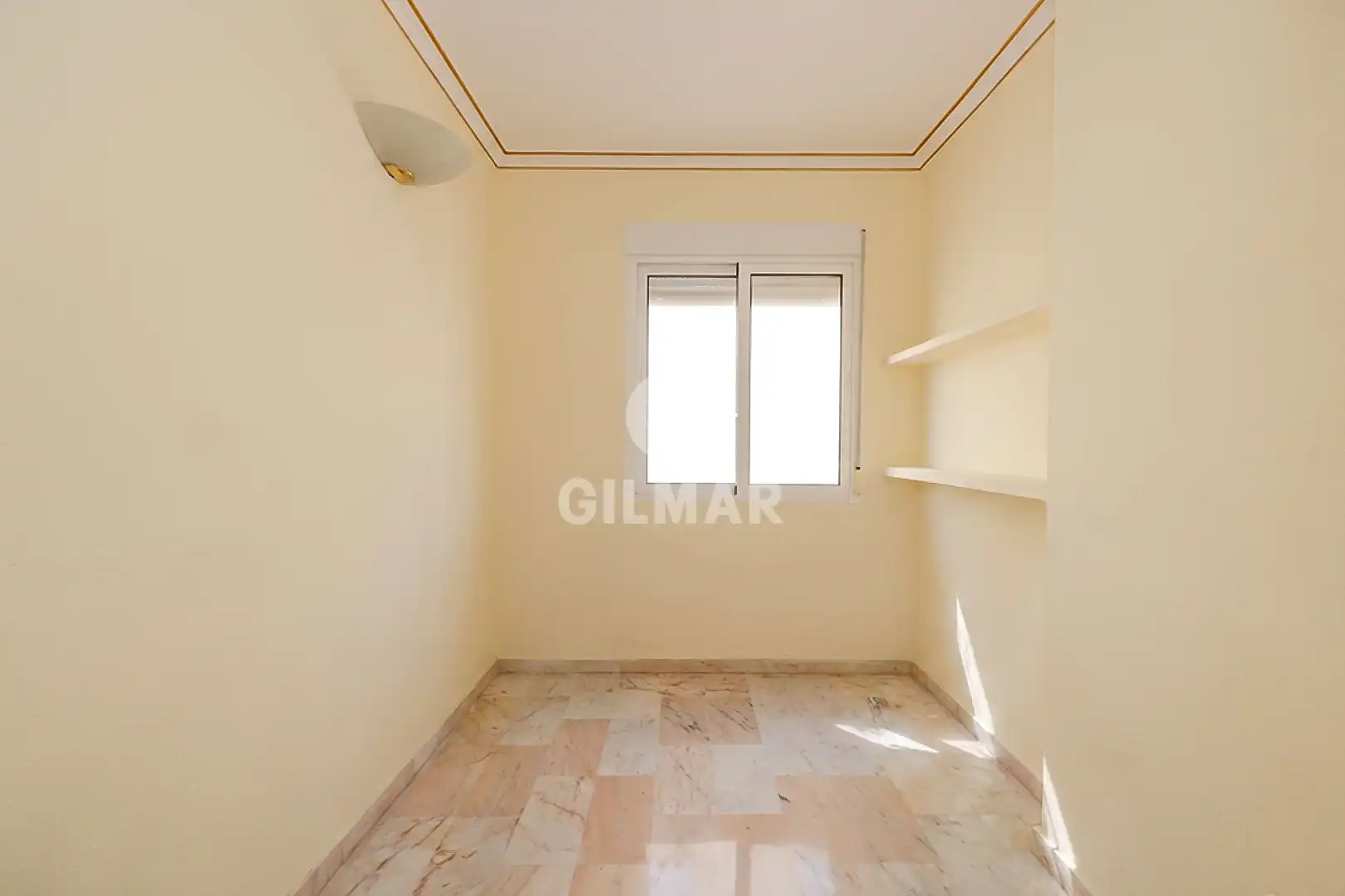 Habitación de Local en venta en Marbella con Calefacción