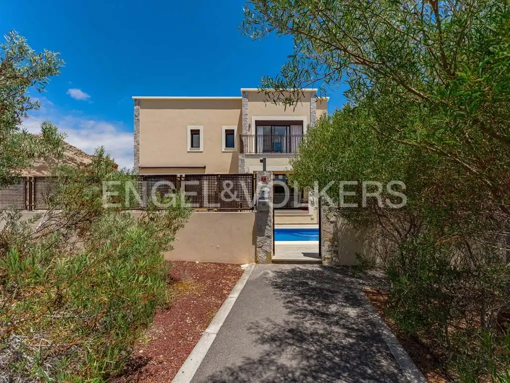 Vista exterior de Casa o xalet en venda en Granadilla de Abona amb Aire condicionat, Terrassa i Piscina