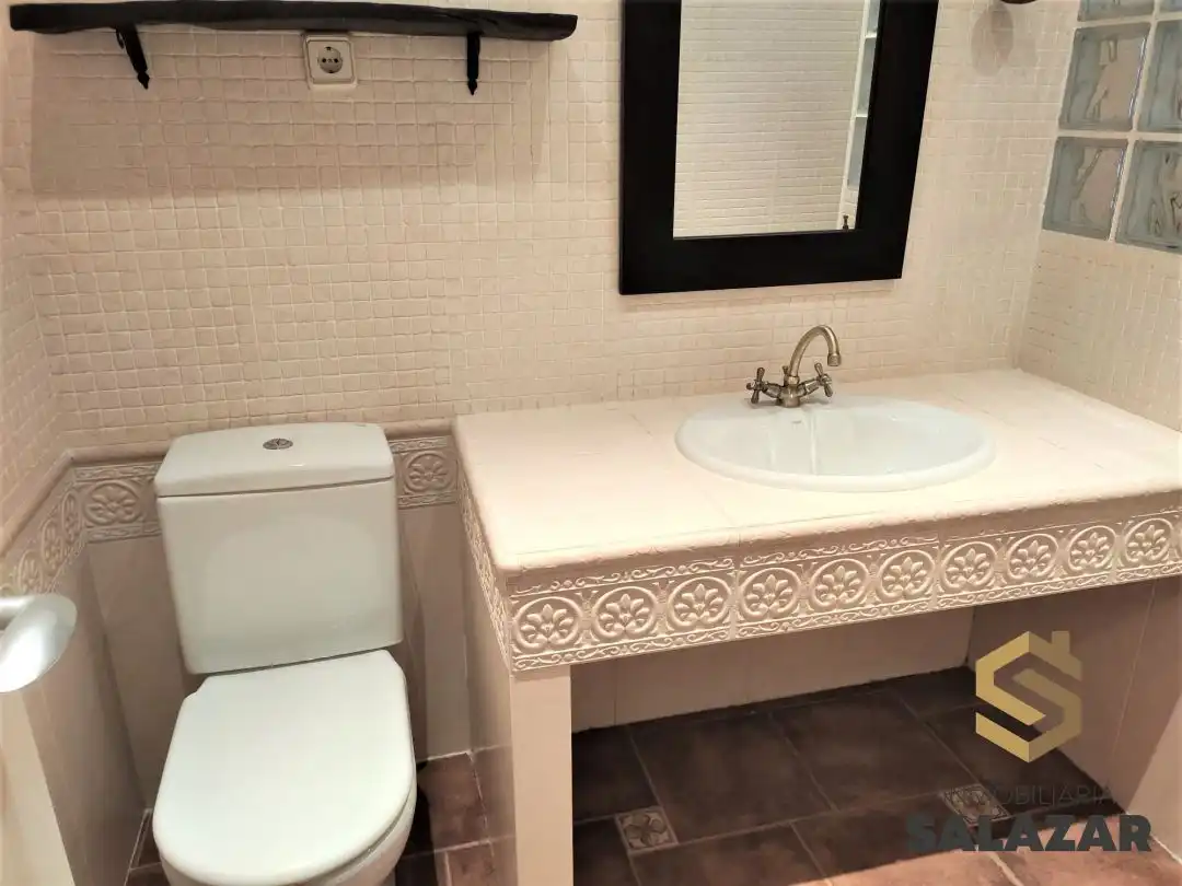 Badezimmer von Wohnungen zur Miete in Bilbao  mit Heizung und Balkon