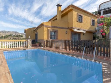 Detached house with pool for sale in Almuñecar centro