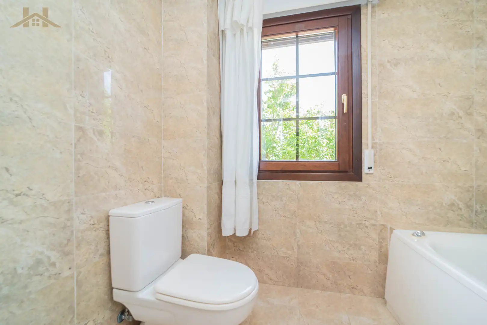 Badezimmer von Einfamilien-Reihenhaus zum Verkauf in Boadilla del Monte mit Heizung, Privatgarten und Abstellraum