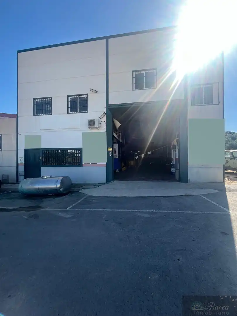 Aparcament de Nau industrial en venda en Iznájar
