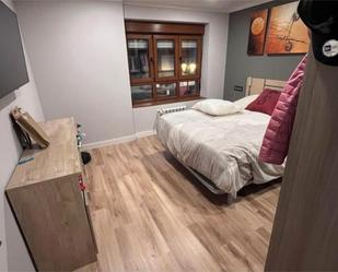 Dormitori de Pis en venda en Oviedo  amb Calefacció, Parquet i Moblat