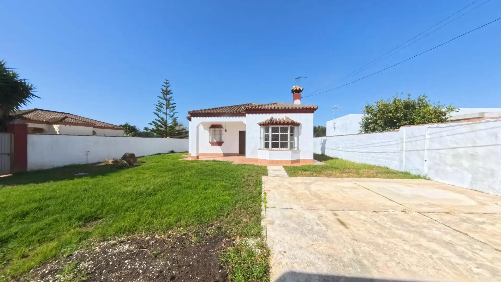 Vista exterior de Casa o xalet en venda en Chiclana de la Frontera amb Jardí privat