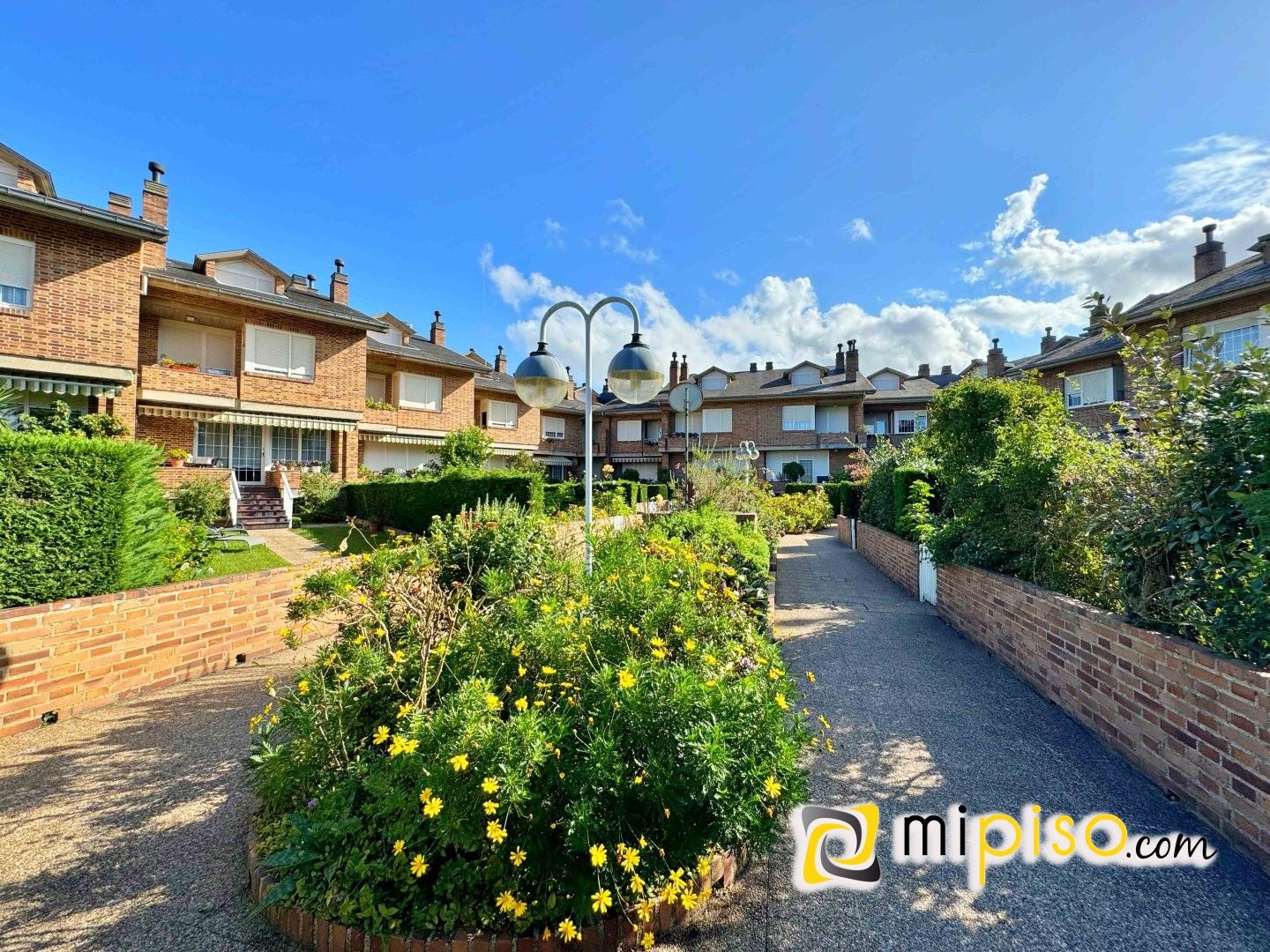 Jardí de Casa adosada en venda en Laredo amb Calefacció, Terrassa i Moblat