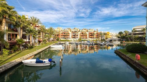 Vivir en Sotogrande es elegir uno de los enclaves más exclusivos y discretos de la Costa del Sol, donde el lujo silencioso, la pri