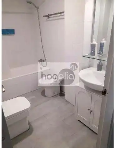 Badezimmer von Wohnung zur Miete in Sevilla mit Klimaanlage, Terrasse und Möbliert