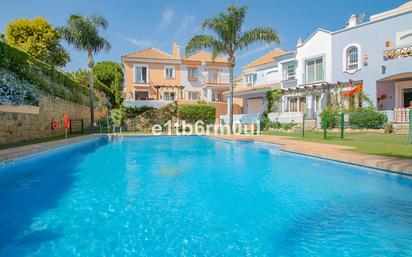 Vista exterior de Casa adosada en venda en Marbella amb Aire condicionat, Terrassa i Piscina