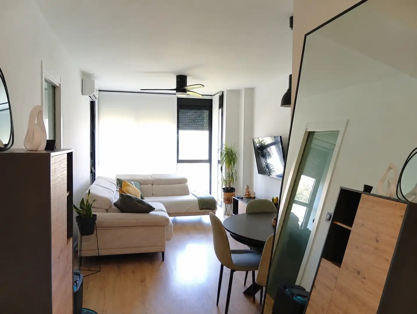 Living room of Flat for sale in Madrid  with Air Conditioner, Heating and Storage room