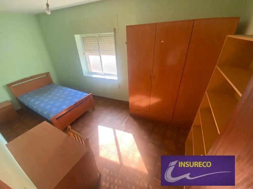 Dormitori de Casa o xalet en venda en Bustillo del Páramo amb Calefacció, Jardí privat i Moblat